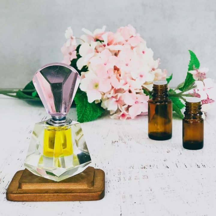 HOW TO MAKE ESSENTIAL OIL PERFUME